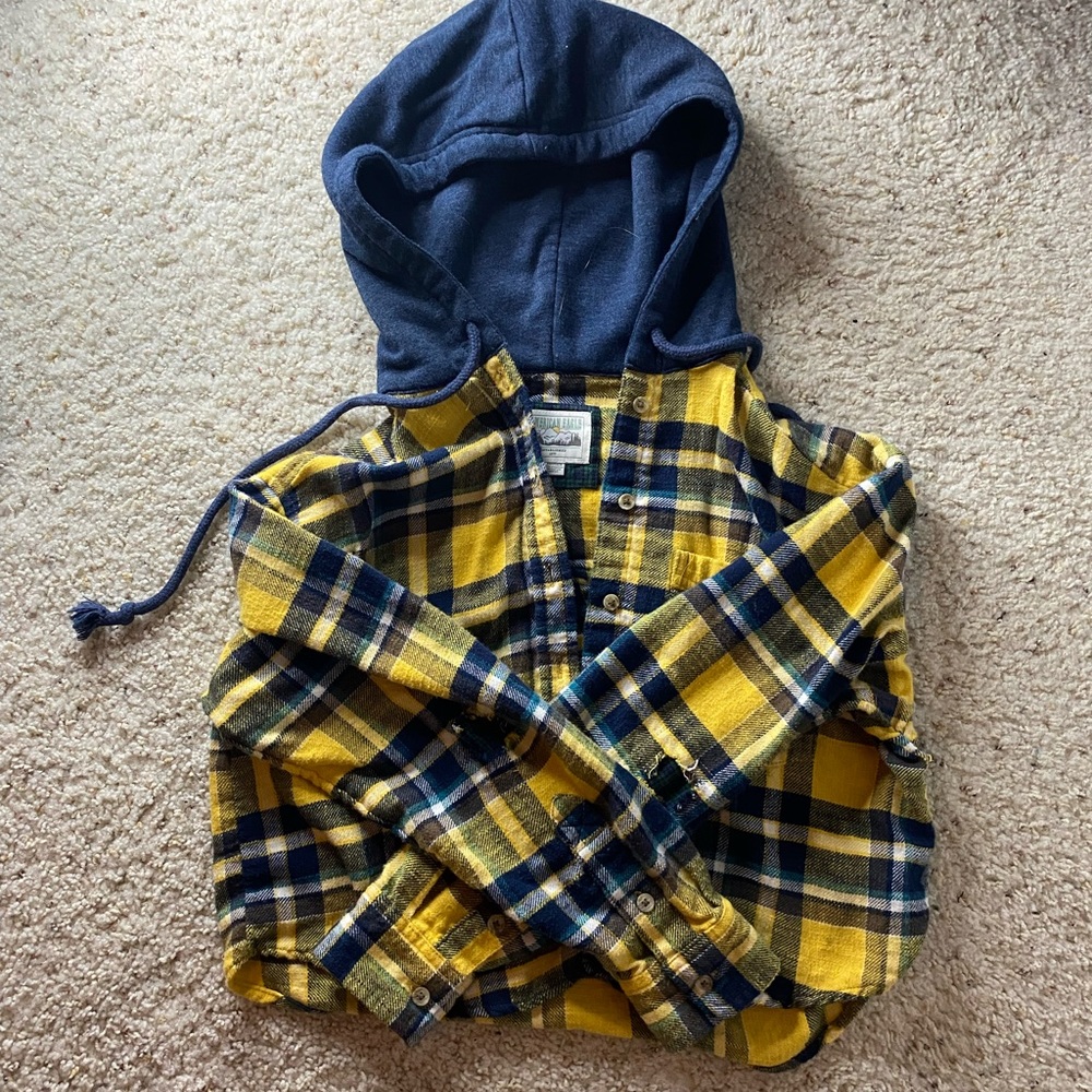 I am selling a cropped American Eagle Flannel. It is new with no tags.